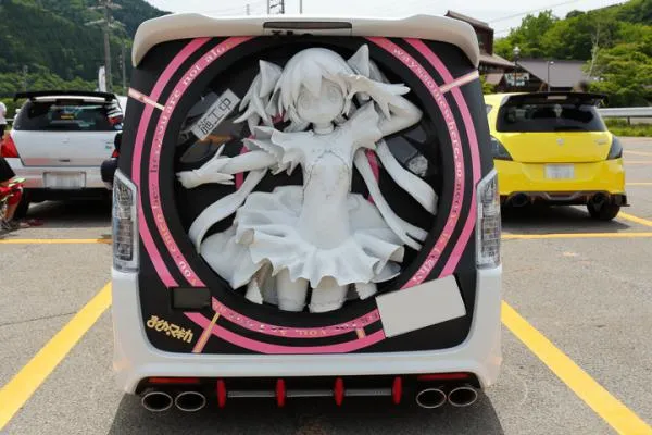 Madokami aparece como decoración 3D de un auto