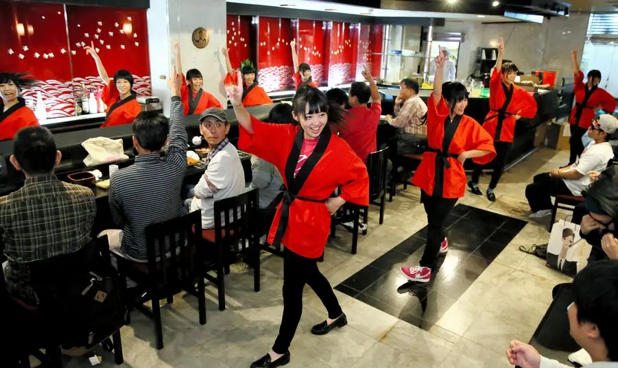 Idols que combinan melodías pop con sushi