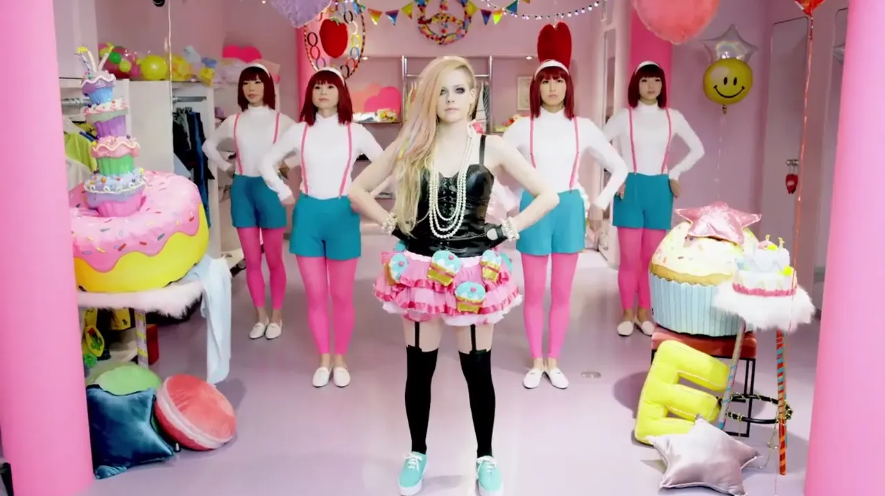 Avril Lavigne estrena su video “Hello Kitty”