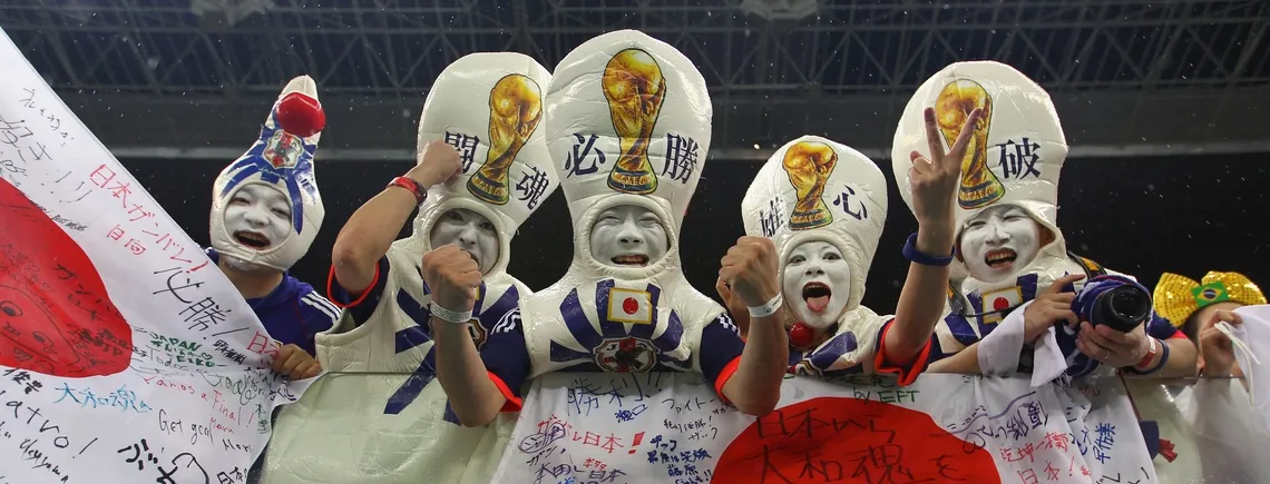 Aficionados japoneses limpian sus asientos después al partido vs Costa de Marfil #Brasil2014