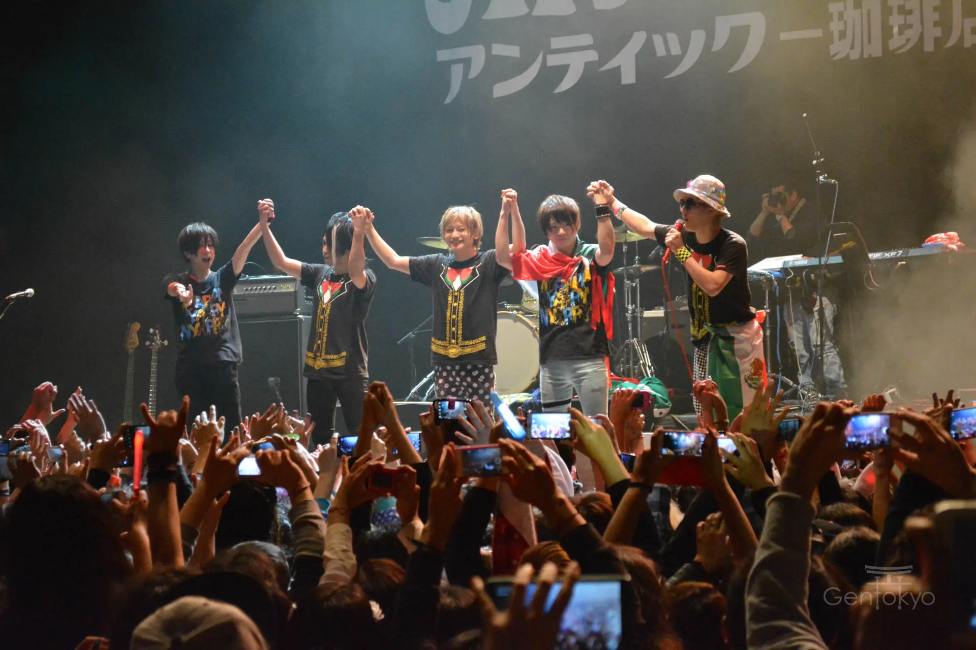 An Cafe llena de energía a El Plaza Condesa en su visita a México