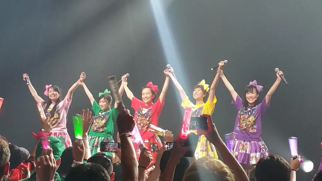 Momoiro Clover Z en concierto en el Microsoft Theater #AX2015